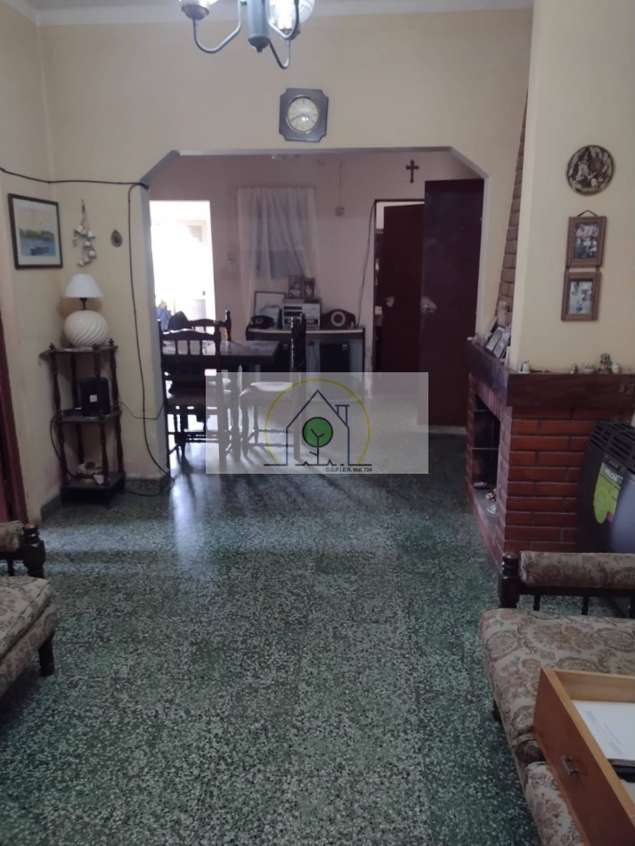 VENTA de CASA c/IMPORTANTE TERRENO - CRISOLOGO LARRALDE, PARANA